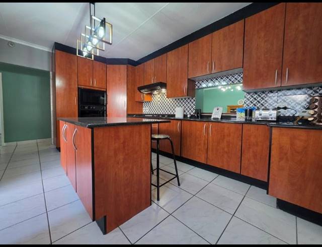 3 BEDROOM HOUSE FOR SALE IN BRACKENHURST